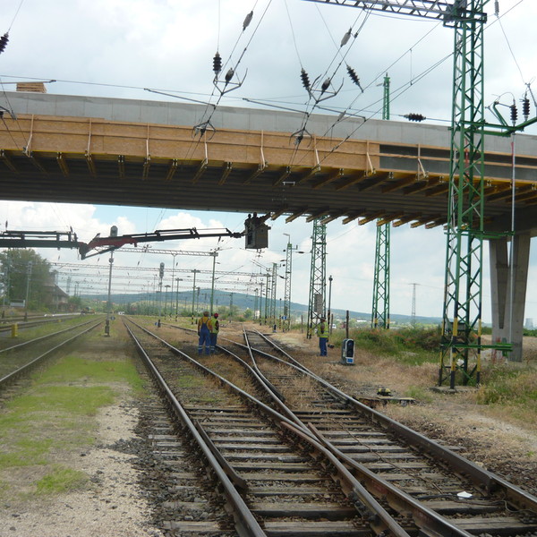 Vasúti sínek feletti darukosarazás híd karbantartáshoz